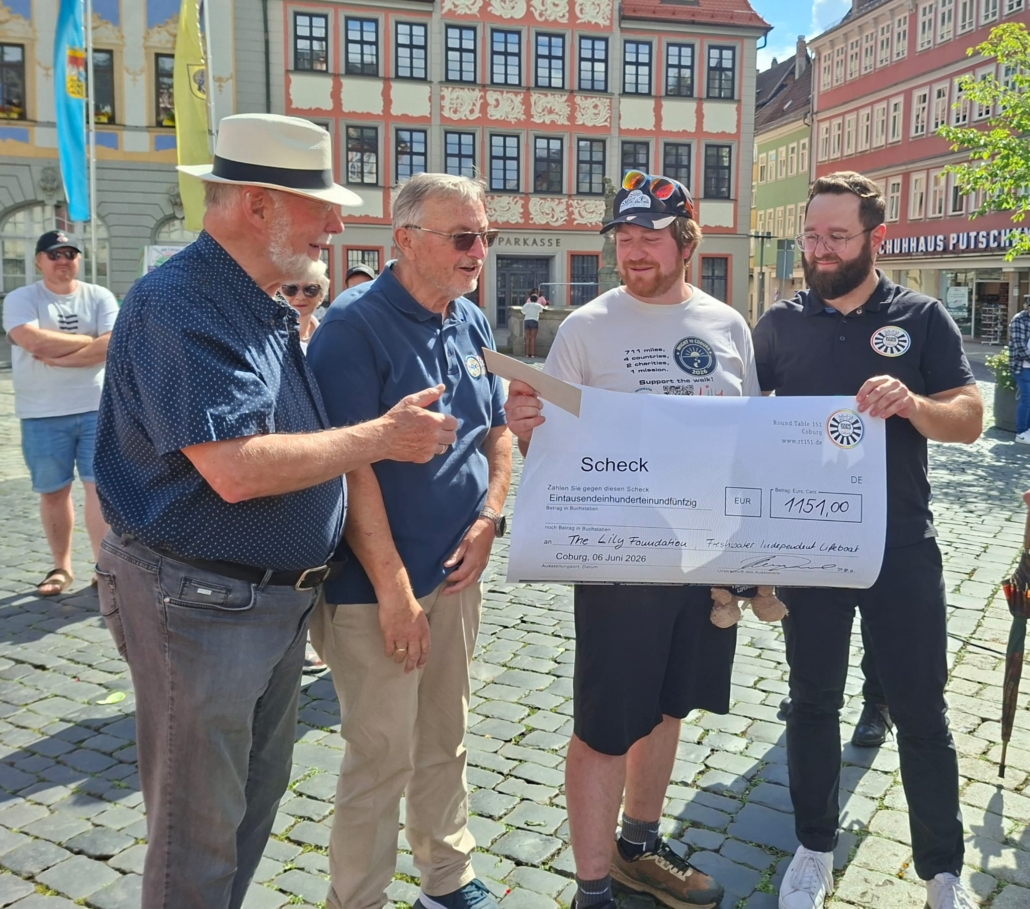 Spendenübergabe auf dem Coburger Marktplatz