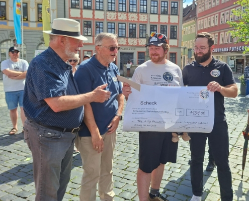 Spendenübergabe auf dem Coburger Marktplatz