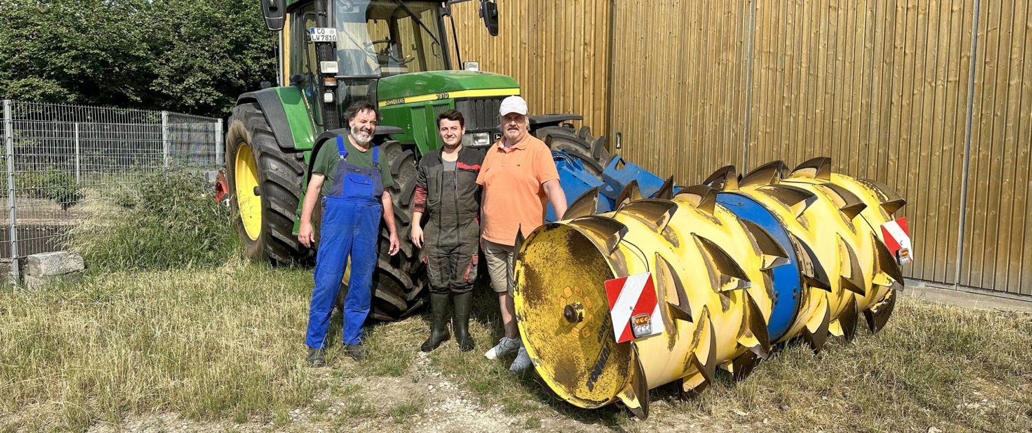 Alexandre Morin (Mitte) zusammen mit seinem Gastgeber Landwirt Stefan Angermüller (links) und Rolf Sander