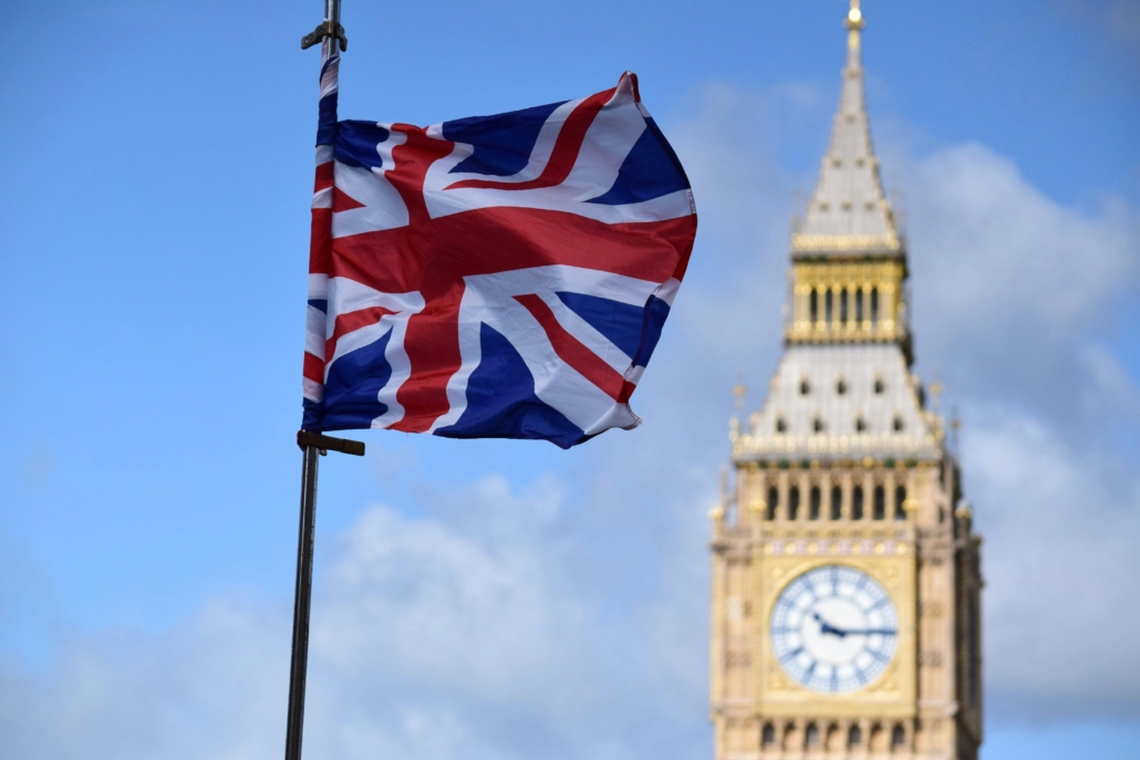 Britische Flagge mit Big Ben im Hintergrund