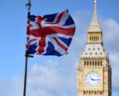 Britische Flagge mit Big Ben im Hintergrund
