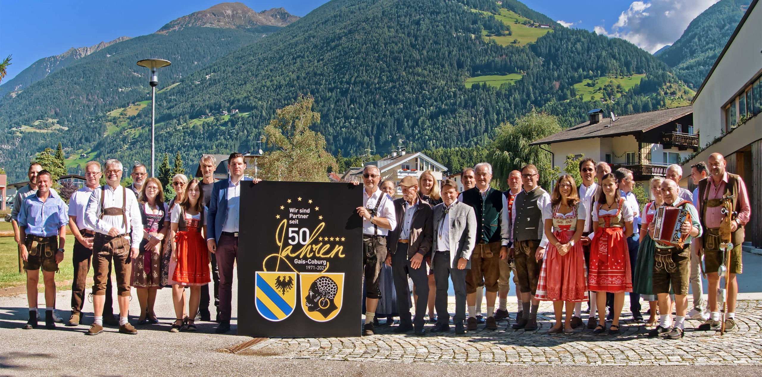 50 Jahre Gais - Coburg - Gruppenbild mit Vertreter*innen aus den Partnerstädten