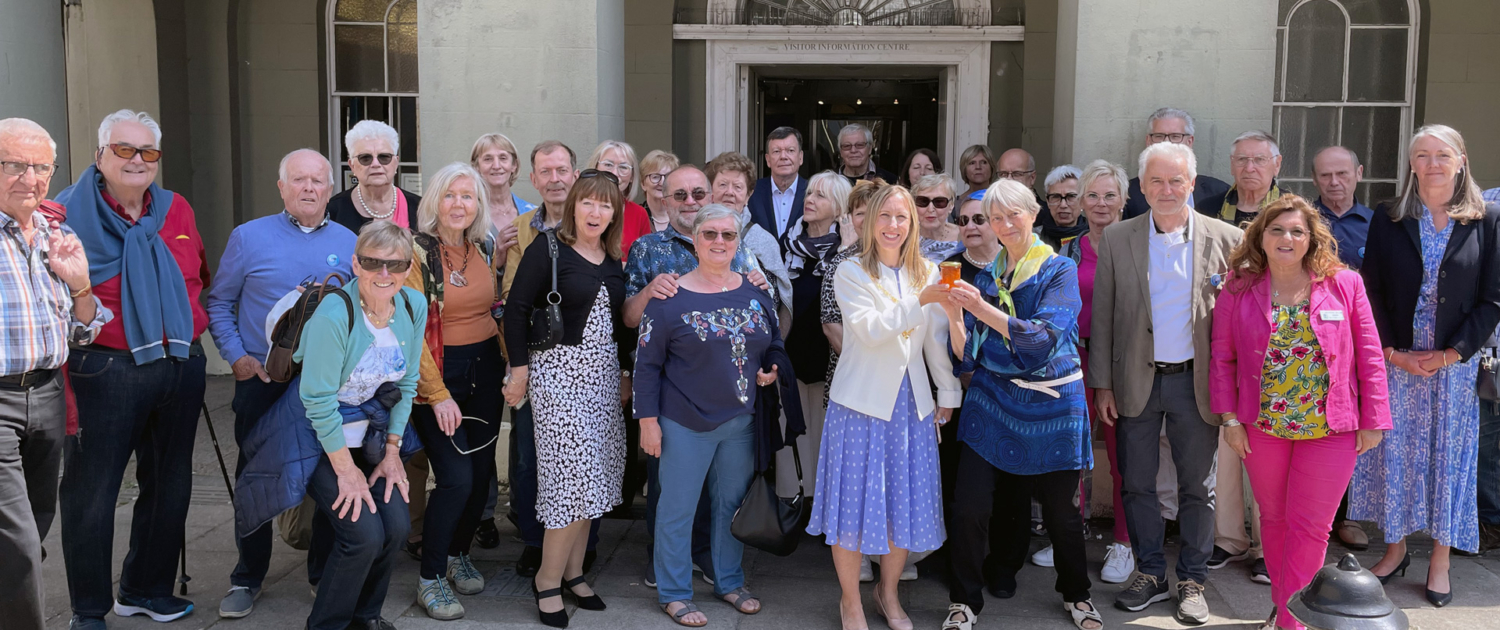 Herzlicher Empfang auf der Isle of Wight für die knapp 30 Teilnehmer*innen umfassende Delegation anlässlich des 40-jährigen Jubiläums der Partnerschaft zwischen Coburg und der Isle of Wight: Claire Critchison, Vorsitzende des Isle of Wight Council, übergibt in Newport ein Glas preisgekrönte Marmelade an die Vorsitzende des Städtepartnerschaftsvereins Coburg e.V., Maria Krumm.