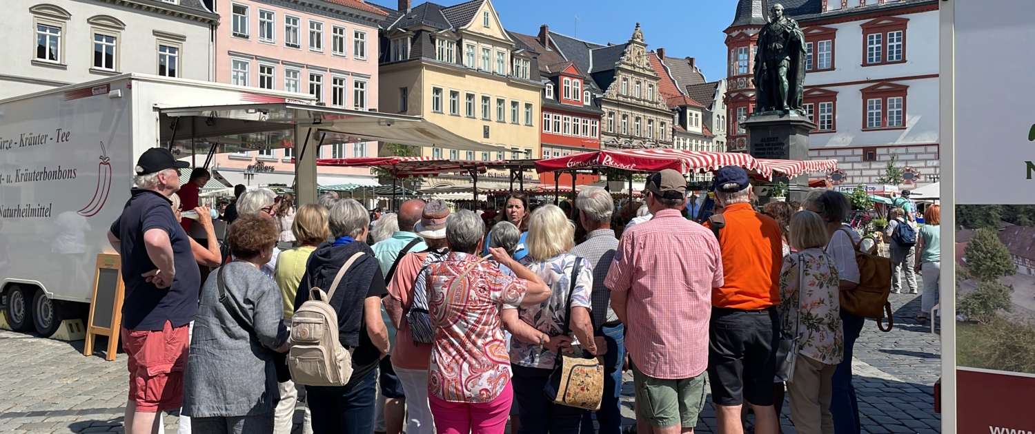 Zwischenstopp am Prinz-Albert-Denkmal: Gästeführerin Kerstin Zimmer führt die Mitglieder des Städtepartnerschaftsvereins durch Coburg