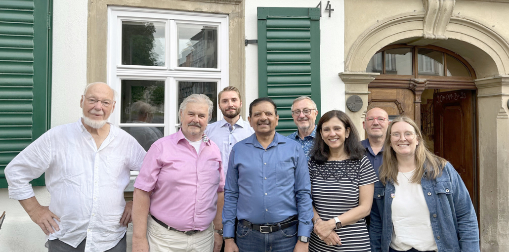 Dr. Vandita und Abhay Prasad (3. u. 5. v. rechts) im Kreise ihrer Coburger Gastgeber: Prof. Dr. Rainer Kalwait, Rolf Sander, Marcel Ruppert, Jürgen Heeb, Horst Graf und Eva Kollmann (von links).