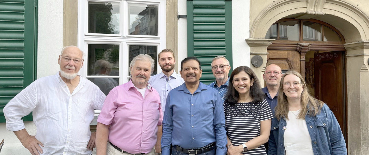 Dr. Vandita und Abhay Prasad (3. u. 5. v. rechts) im Kreise ihrer Coburger Gastgeber: Prof. Dr. Rainer Kalwait, Rolf Sander, Marcel Ruppert, Jürgen Heeb, Horst Graf und Eva Kollmann (von links).