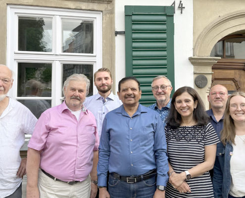 Dr. Vandita und Abhay Prasad (3. u. 5. v. rechts) im Kreise ihrer Coburger Gastgeber: Prof. Dr. Rainer Kalwait, Rolf Sander, Marcel Ruppert, Jürgen Heeb, Horst Graf und Eva Kollmann (von links).